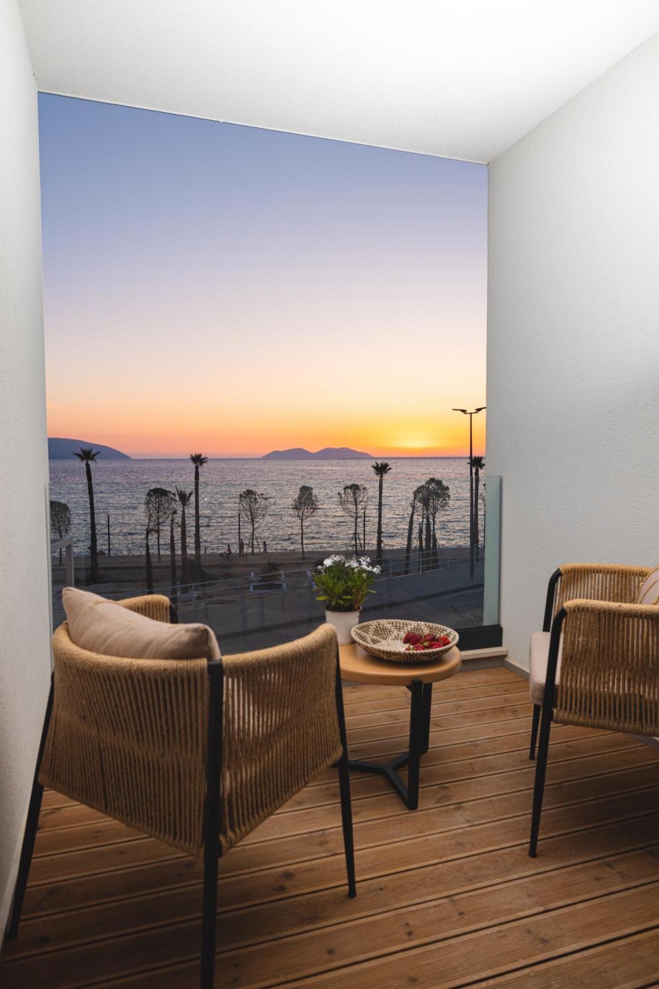 Azar Luxury Suites Vlorë Екстериор снимка