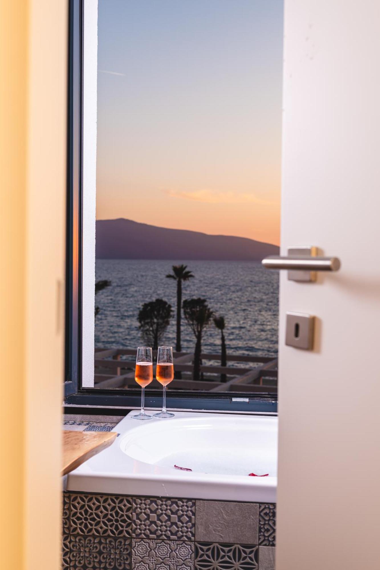 Azar Luxury Suites Vlorë Екстериор снимка
